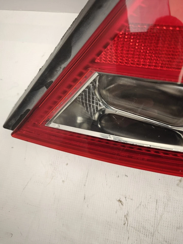 Luz trasera derecha del lado del pasajero Infiniti M45 2003-2004 OEM  Foto 3 de 4