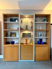 Living/bibliothèque en merisier ciré de chez Ligne Roset avec porte coulissante 