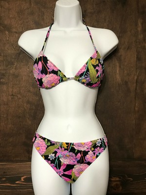 different color bikini top and bottom