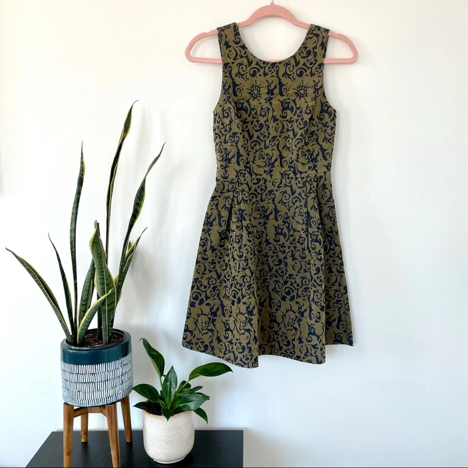 VETEMENTS Abito smanicato Skies Are blu schiena aperta oliva blu navy broccato misto cotone piccolo