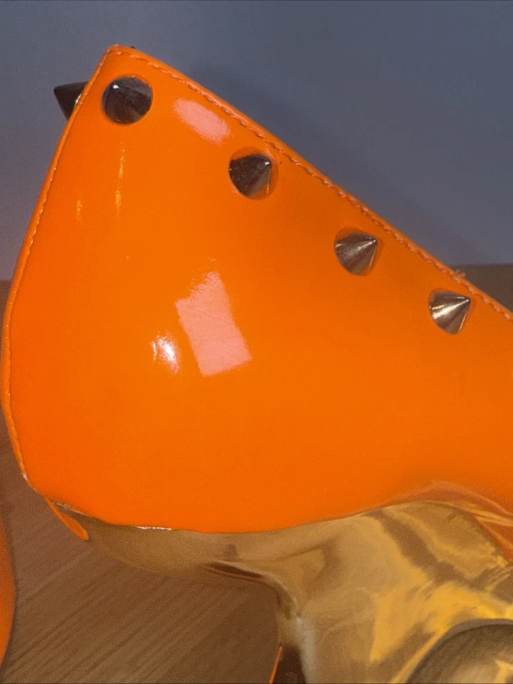 Zapato de tacón dorado con púas naranja único para mujer talla 9 Republic LA  Foto 4 de 4