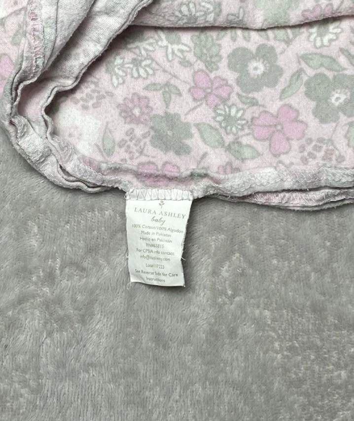 Manta de recepción floral para bebé Laura Ashley rosa gris flores franela envoltura Foto 3 de 4