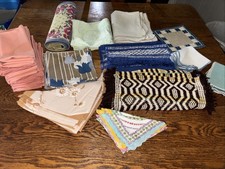 Lot mixte de 82 ensembles de napperons, serviettes, chemin de table vintage