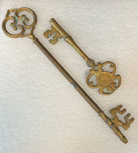 Antique Bronze Key Decorations - Picture 3 of 3