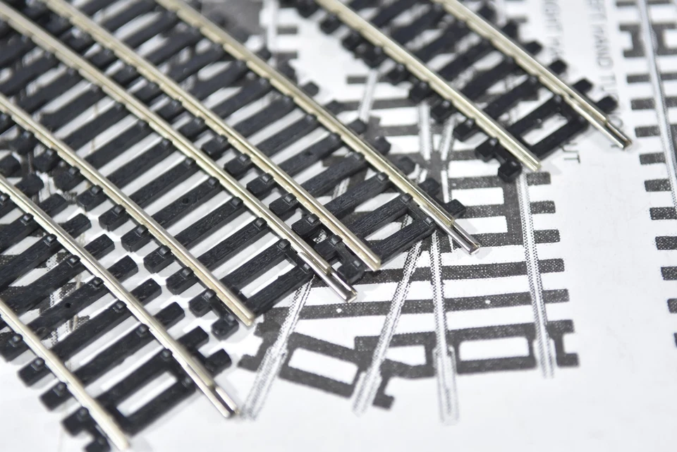 4 Pieces Of Mint Hornby Nickel Silver Track R609. 3rd Radius Half Circle. - Image 4 of 4