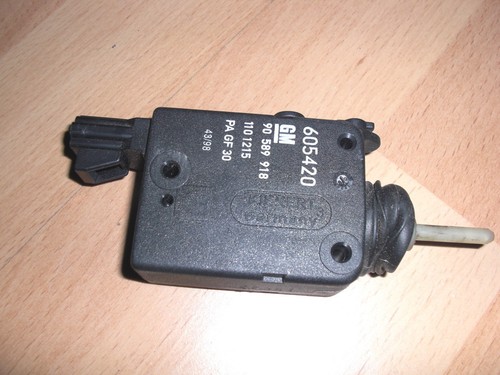 Stellmotor ZV Opel Astra G Cabrio / Coupe / Caravan (Tank) 90589918