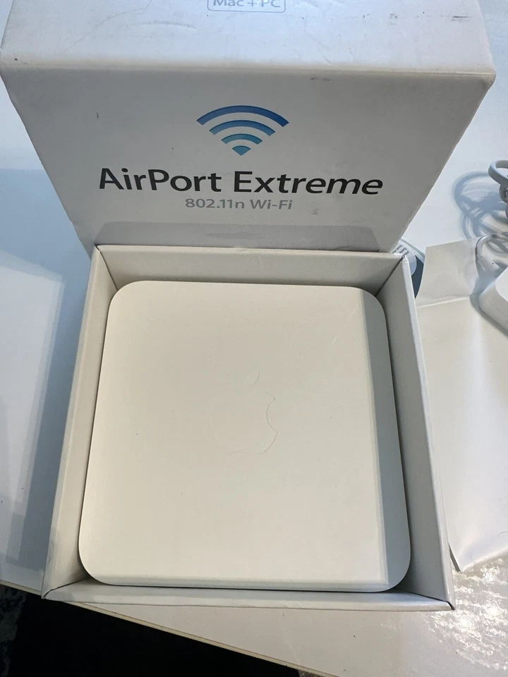 Apple AirPort Extreme 54Mbps 3-Port 1000Mbps Wireless N Router (MC340LL/A) - Image 2 of 4
