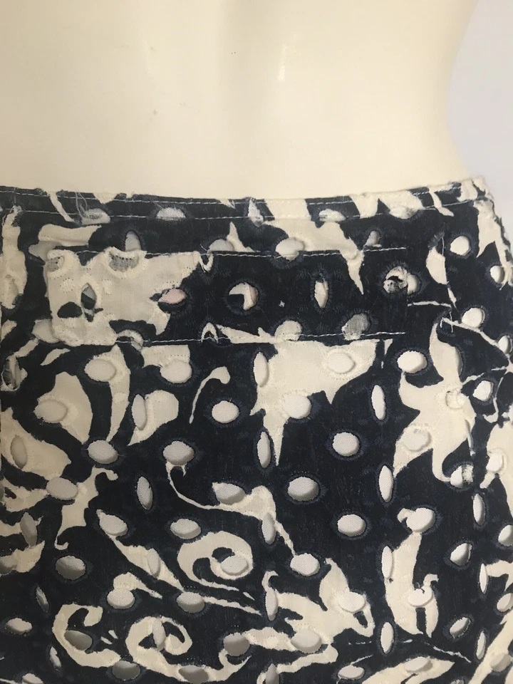 Falda Cynthia Steffe 4 línea A estampado blanco y azul con forro blanco Foto 4 de 4