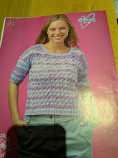 Pullover Strickmuster mit Zopfmuster.