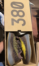 Tenis deportivos Adidas Yeezy Boost 380 para hombre de caña baja camuflados con cordones marrón/amarillo