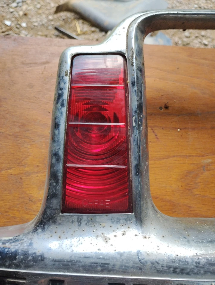 Chrysler 1949 licencia de maletero marco cromado manija de transmisión fluida luces traseras captura Foto 3 de 4