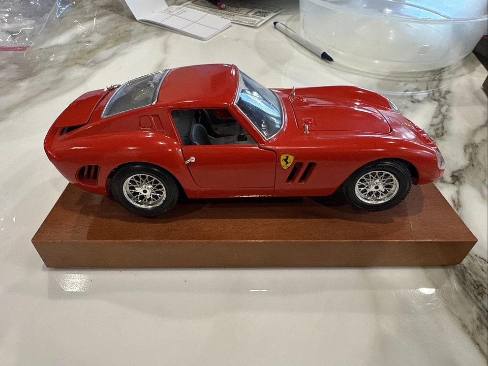 Burago 1962 红色法拉利 250 GTO 1/18 比例压铸金属模型开箱 — 第 4/4 张图片