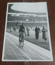 FOTOGRAFIA FOTO BARTALI GINO GIRO DI LOMBARDIA L' ARRIVO MILANO CICLISMO CORSA