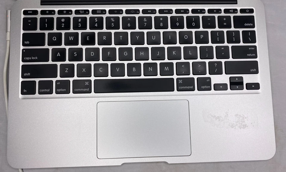 Apple MacBook Air 11” Mid-2011 256GB, 1.8GHz, Intel Core i7, 4GB - silver - Image 4 of 4