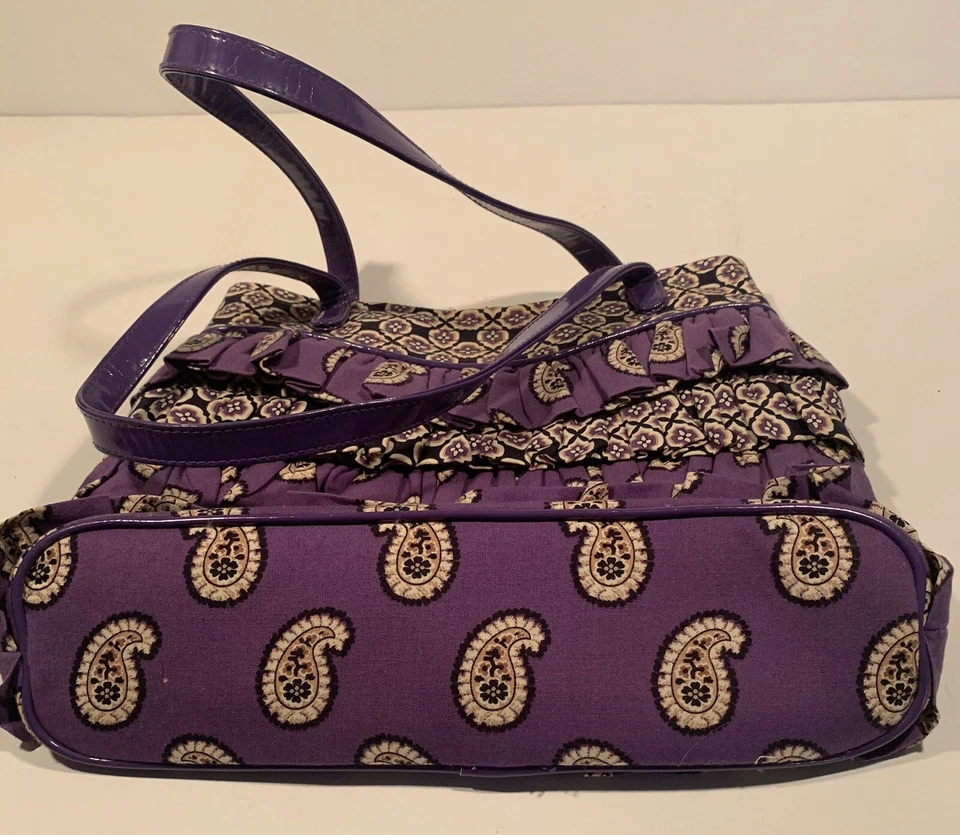 Cartera de Mano Pequeña Vera Bradley Cha Cha con Volantes Simplemente Violeta Púrpura Paisley Foto 3 de 4