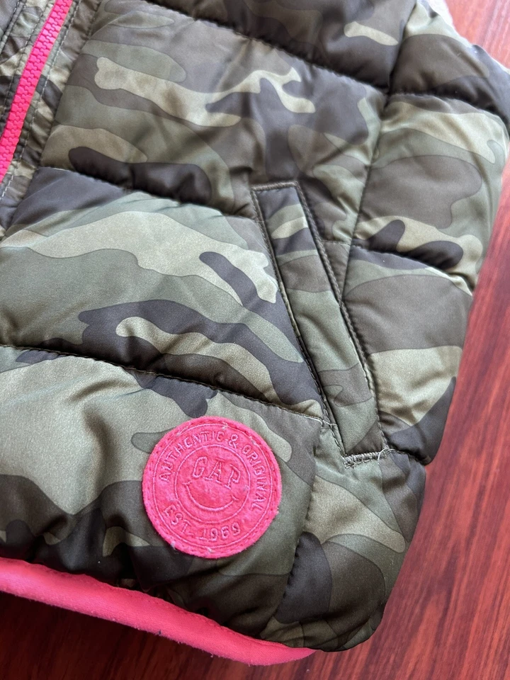 Chaleco acolchado GAP Kids cremallera completa niñas talla S/pequeño verde camuflaje rosa intenso piel de oveja Foto 2 de 4