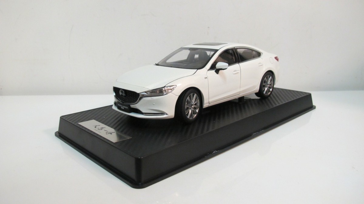 1:18 MAZDA 6 / ATENZA SEDAN FACELIFT WHITE (FULL OPEN