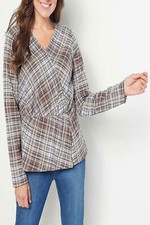 Blusa a cuadros Denim & Co imitación sobrepelliz cuello en V marrón oscuro/gris claro