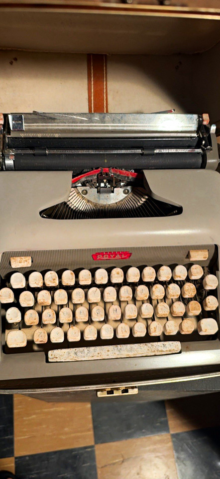 Royal Vintage Manual Typewriter w/ Round Keys, Gray Steel Body, Portable w/ Case