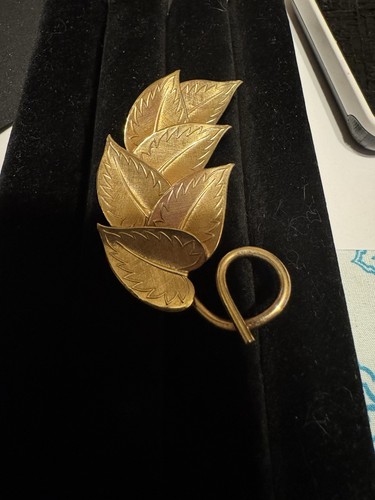 spilla vintage Coro foglie testurizzate tono oro con stelo - Foto 1 di 4