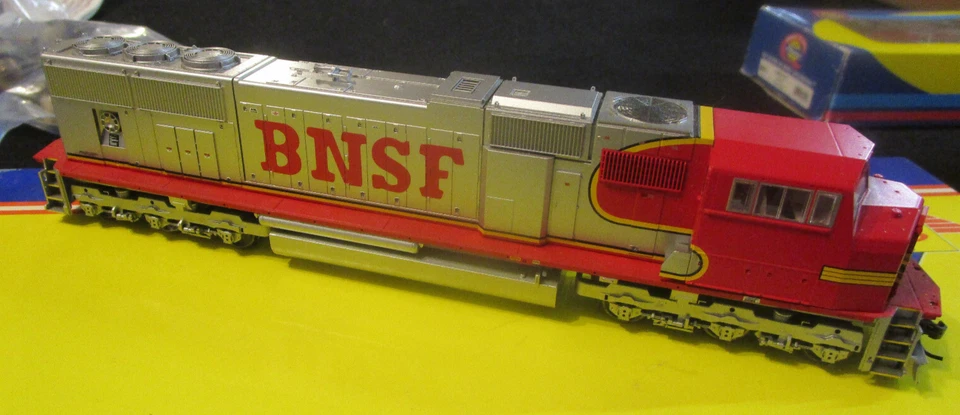 HO Scale Santa Fe SD75M Diesel Loco by Athearn (RL107) - Image 3 of 3