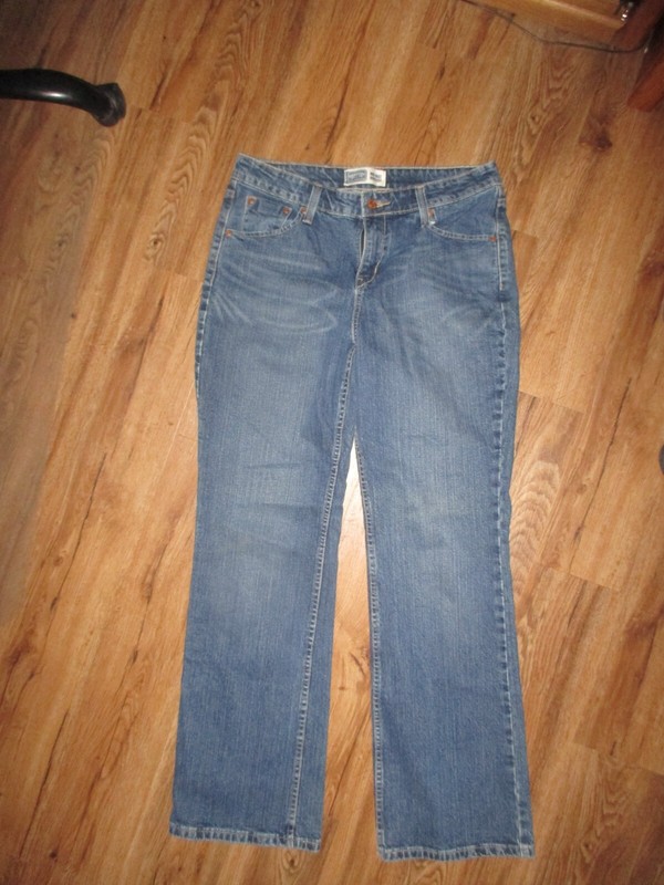 Levis Signature Mid Rise Boot Cut Womens Jeans Size 10 Medium (32x30)