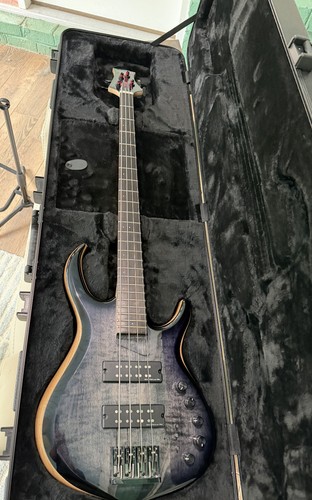 Sire Marcus Miller M7 with Sire Hardshell case
