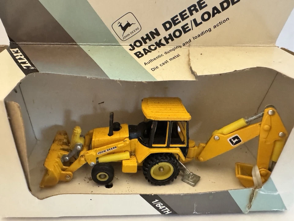 Retroescavadeira Ertl John Deere amarela modelo fundido 1:64 nova na caixa leia - Imagem 2 de 4