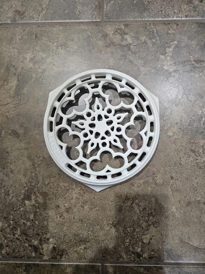 Remache redondo de lujo de hierro fundido esmaltado Le Creuset, 9" blanco brillante Foto 2 de 3