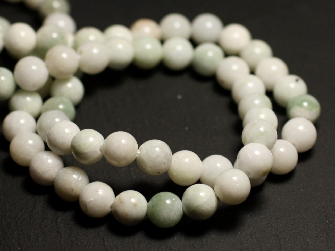Perles de Jade véritables boules 16mm sur fil de 39cm de qualité joaillerie blanc et vert amande