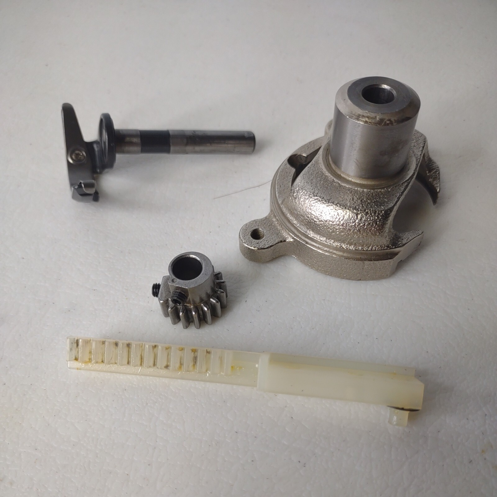 Brother Sewing Machine Shuttle Driver Drive Shaft Gear, Gear Rack