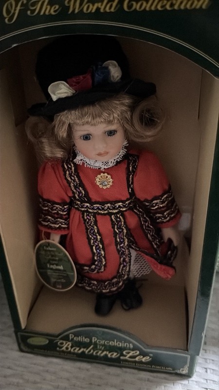 Barbara Lee Petite Porcelains Exclusive Dolls of World Collection England, NIB