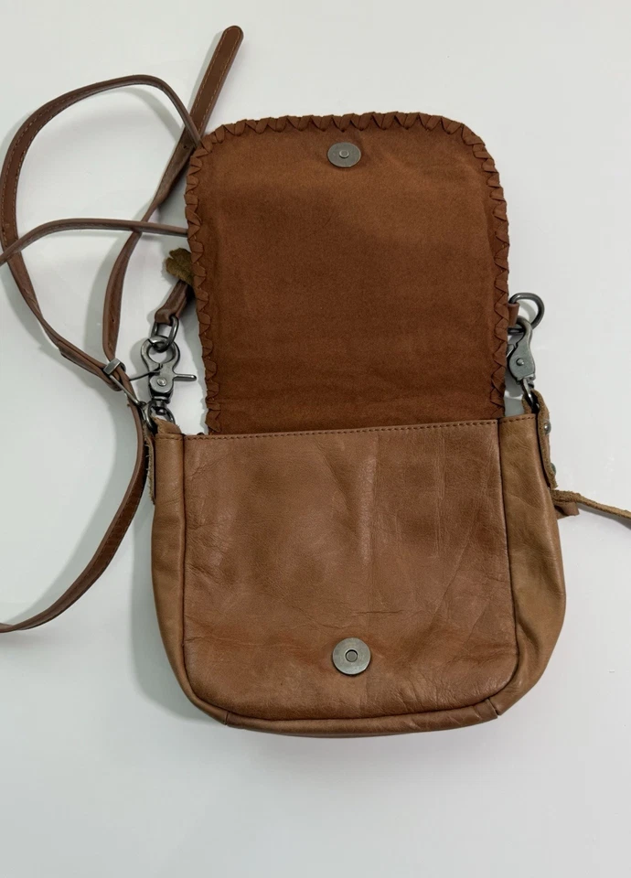 Bandolera Montana West con tachuelas muy cool, correa con hebilla y calavera Foto 3 de 4