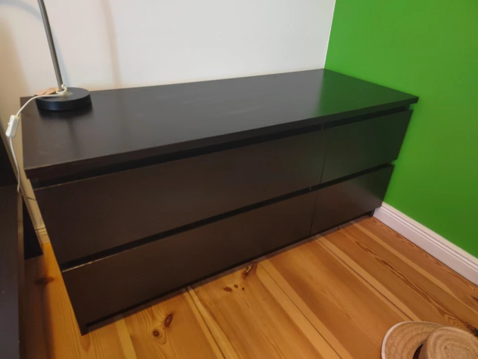 Schwarze IKEA-Malm-Kommode. zwei kleine, zwei lange Schubladen