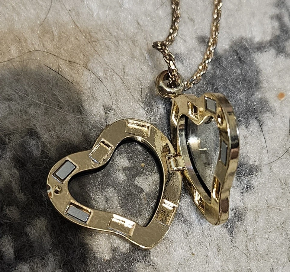 Living Memory Floating Charm Heart Locket Pendant Necklace Gold Magnetic Lock - Image 4 of 4