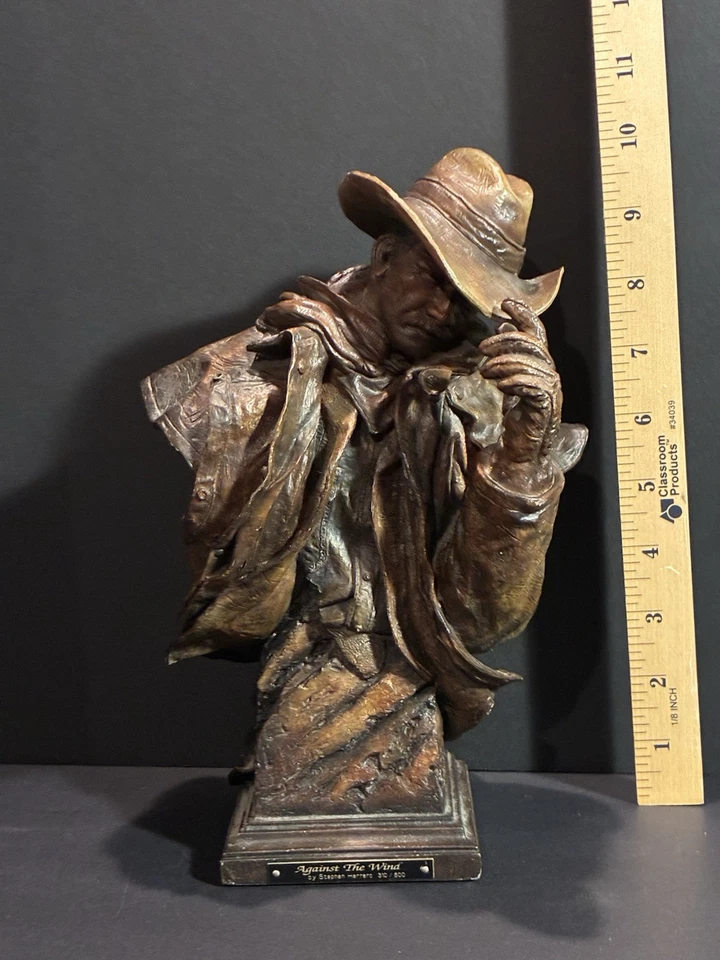 Escultura em resina fundida Against The Wind Stephen Herrera - Imagem 2 de 4