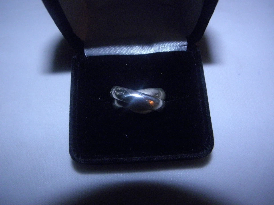 ANILLO RODANTE DE DISEÑO CRUZADO POR "GUESS" MONTURA DE PLATA NUEVO SE ADAPTA A 6 1/2 a 7 Foto 2 de 4