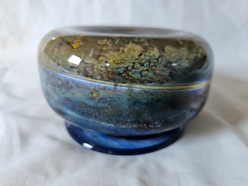 Stunning Isle of Wight art studio glass vase, iridescent with gorgeous tones (b) - Picture 8 of 12