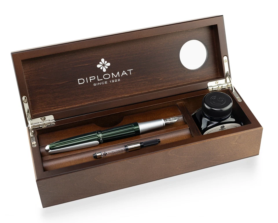 Füllhalter Diplomat Aero Evergreen mit Schreibtinte und Stiftetui aus Wenge-Holz - Bild 3 von 4