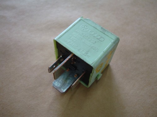 Originales Arbeitskontaktrelais für Kraftstoffpumpe VW Passat 3AA 2012 4H0951253