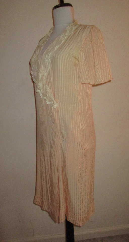 Bata envuelta vintage de seda y encaje melocotón de los años 30 Foto 3 de 4