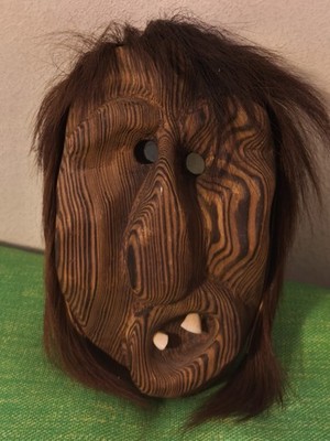 Alpenländische Deko-Maske aus Holz - Uriges Gesicht - Handarbeit mit Maserung