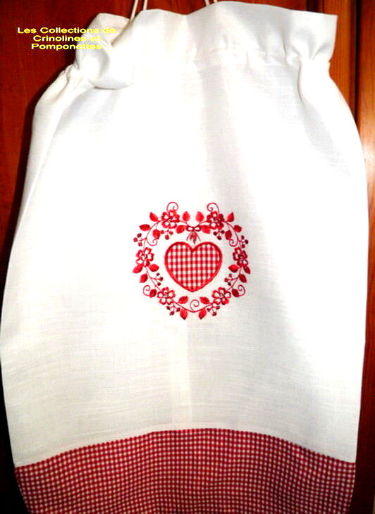 Sac à linge en polyester écru brodé cœur rouge 50x75 cm