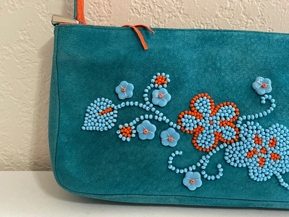 Bolso Isabella Fiore de Gamuza Azul con Diseño Floral con Cuentas Azules y Rojas Foto 2 de 4