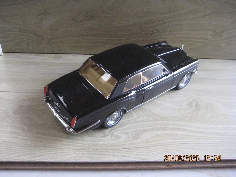 ROLLS ROYCE SILVER SHADOW 2 DOOR COUPE 1/18 ( UNBOXED ) By PARAGON - Image 4 of 4