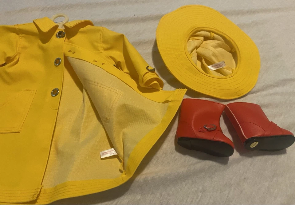 American Girl Molly’s Rain Outfit Slicker 大衣、帽子、靴子和雨伞 2008 — 第 3/4 张图片