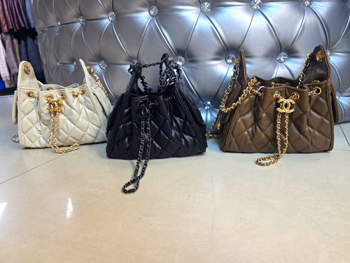 CHANEL White Quilted Leather Drawstring Shoulder Bag Gold Chain Strap Small