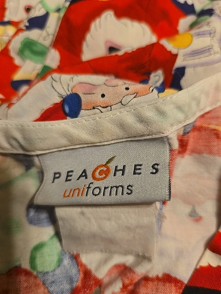 Blusa Médica Para Mujer Peaches Uniforms Multicolor Papá Noel, Talla M Foto 3 de 4
