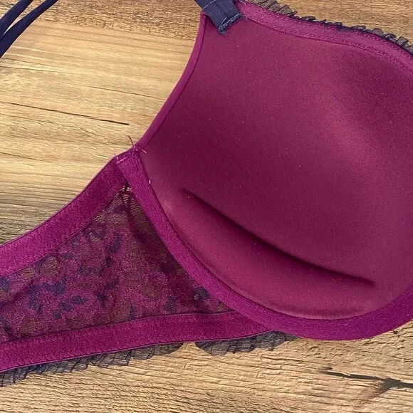 Sujetador DKNY Lace Perfect Lift Demi acolchado 32D morado baya con encaje negro Foto 2 de 4