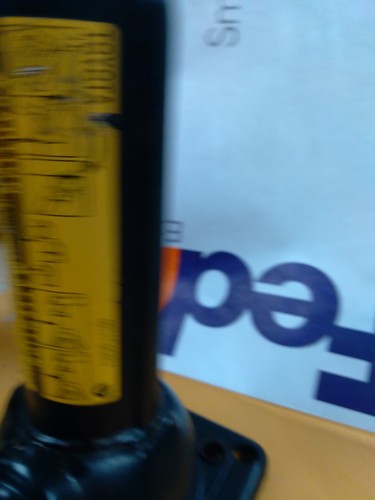 2000-2006 TOYOTA BOTTLE JACK 09111-0C011 1340KG/2954LB OEM - Picture 2 of 9